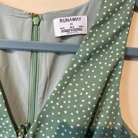 Runaway designed in Australia size xs front folded design - Picture 5 of 7